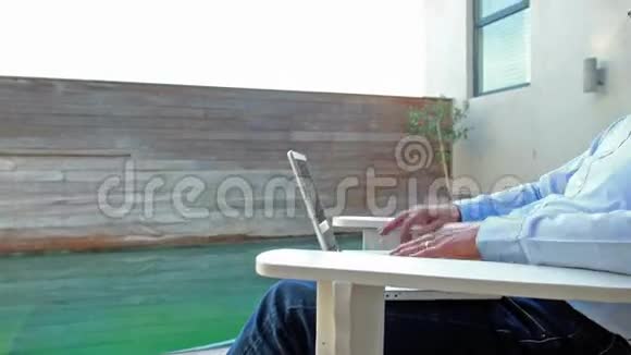 亚洲男人在他的花园里放松视频的预览图