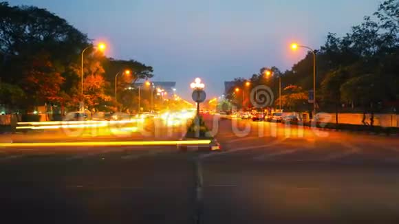 城市街道上的夜间车辆交通视频的预览图