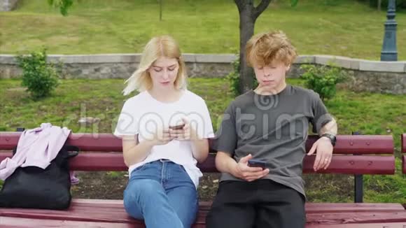 一个夏天在公园里和女孩在一起的男人视频的预览图