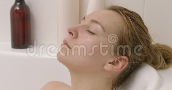 冷静的女人洗澡视频的预览图