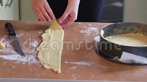 面包师手工制作饼皮脊视频的预览图