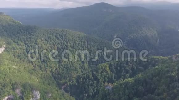 山林全景景观空中无人机镜头视频的预览图