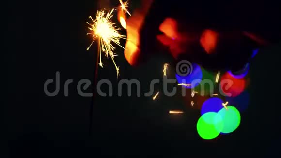 黑色背景下的新年祝福视频的预览图