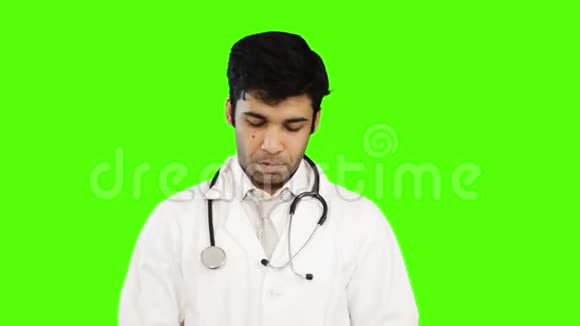 男医生在绿色背景下做报告视频的预览图