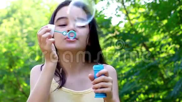 小可爱的女孩吹肥皂泡视频的预览图