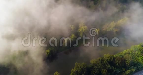 空中观景台在美丽的云彩中飞越高山空中摄影机拍摄空中云层视频的预览图