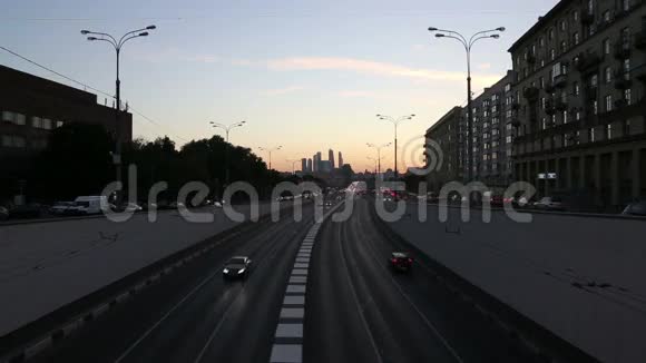 俄罗斯莫斯科大城市夜间高速公路上的交通视频的预览图