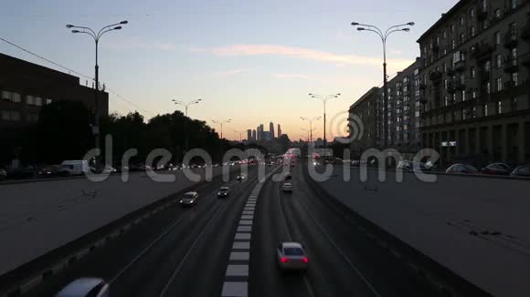 俄罗斯莫斯科大城市夜间高速公路上的交通视频的预览图