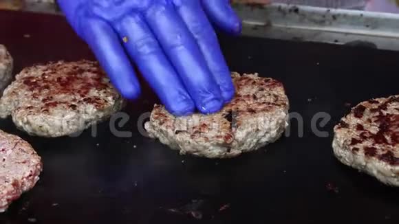 把肉汉堡烤成汉堡包视频的预览图
