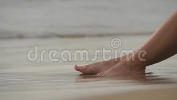 美丽的年轻女子躺在沙滩上的金色沙滩上在暑假旅行中放松女性视频的预览图