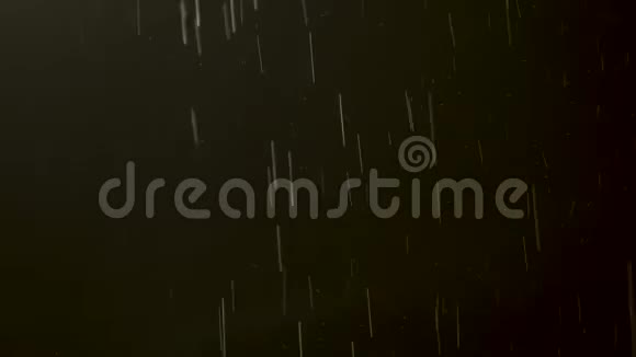 雨落在黑色的背景上视频的预览图