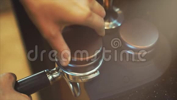 为新鲜咖啡提供冲印特写镜头从头到尾煮咖啡提供新鲜地面咖啡视频的预览图