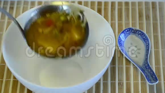 中国汤配豆腐视频的预览图