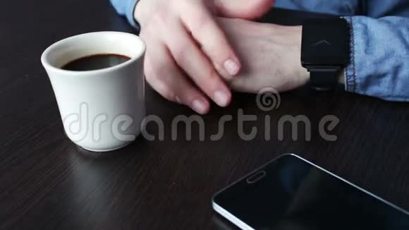 年轻商人检查手腕智能手表视频的预览图