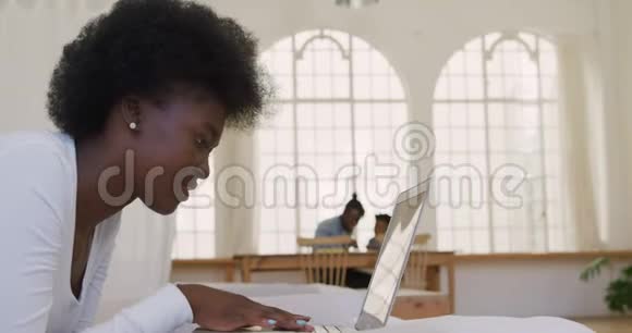 家里用笔记本电脑的女人视频的预览图