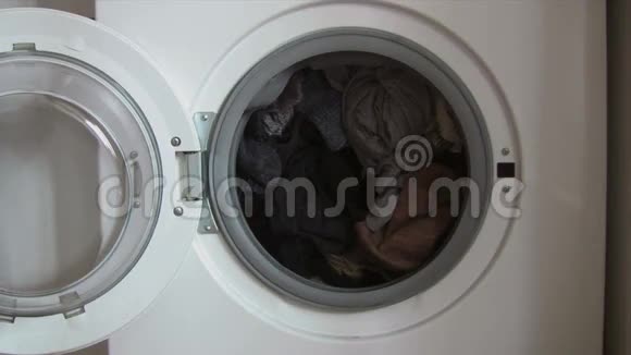 将洗涤剂放入洗衣机视频的预览图