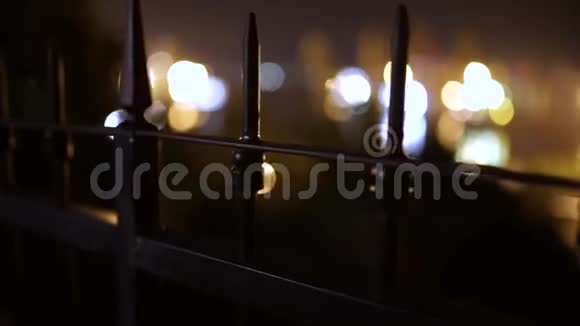 夜晚的城市敖德萨的夜灯港视频的预览图