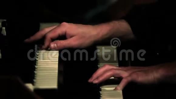 关闭钢琴演奏者的平底锅视频的预览图