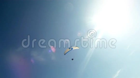 滑翔伞平稳地穿过空气视频的预览图