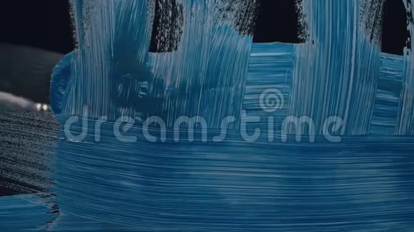 艺术家在玻璃上画画后景工匠装饰用大刷子蓝色丙烯酸油漆室内艺术家画笔视频的预览图
