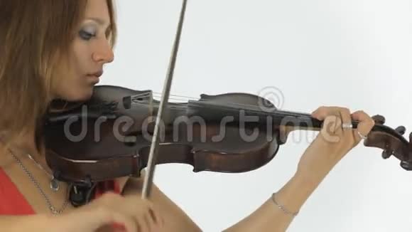 年轻的小提琴手为她演奏音乐剧视频的预览图
