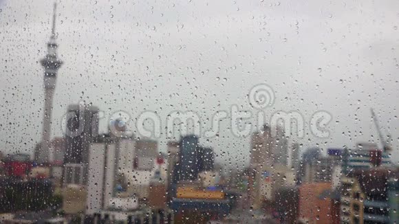 新西兰奥克兰CBD的窗户上落着雨滴视频的预览图