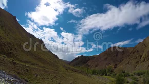 时间推移景观与云移山阿尔泰俄罗斯4k视频的预览图
