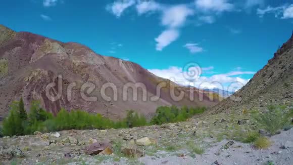 时间推移景观与云移山阿尔泰俄罗斯4k视频的预览图