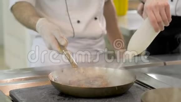 厨师在餐厅的厨房里煮蔬菜视频的预览图