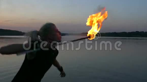 人在水的背景上喷火视频的预览图