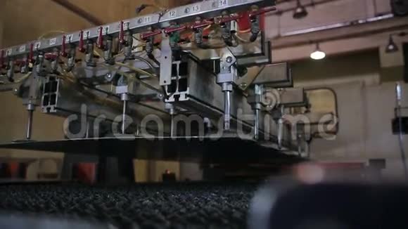 工厂线切割金属板材视频的预览图