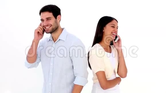 有魅力的年轻夫妇在电话里聊天视频的预览图