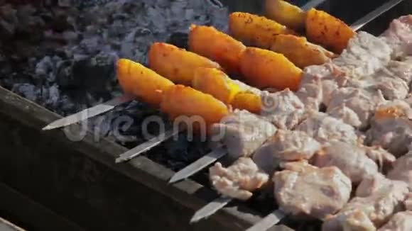 烧烤餐和蔬菜露天烧烤视频的预览图