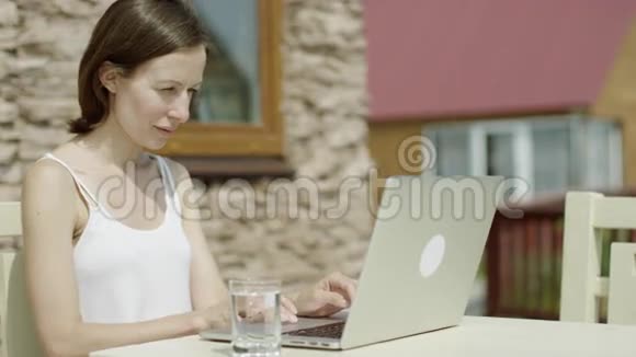 女人在笔记本电脑上聊天视频的预览图