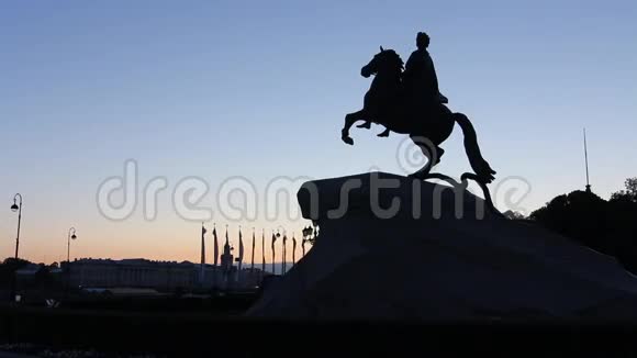 青铜骑士纪念碑的轮廓视频的预览图