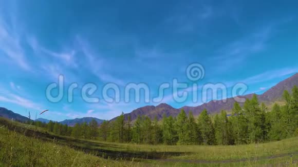 俄罗斯西伯利亚阿尔泰山带着美丽的多云天空的时间推移视频的预览图