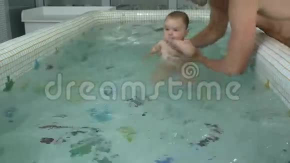 小男孩在儿童游泳池的水下游泳视频的预览图