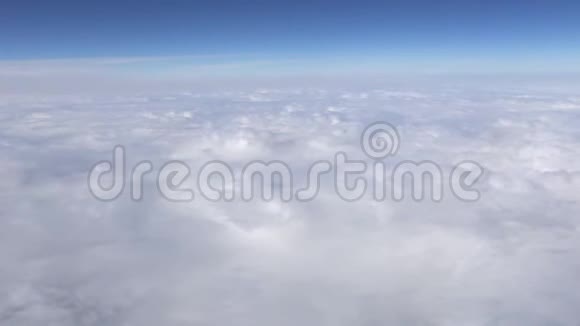 4KHdUltra透过飞机窗户观看天空和云层的美妙景色视频的预览图