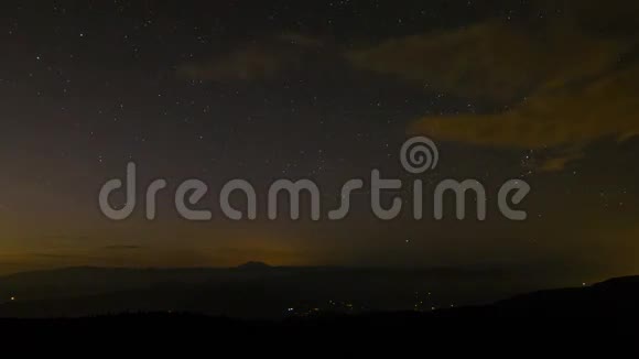 从俄勒冈州波特兰的拉奇山拍摄日落时的星星和移动的云视频的预览图