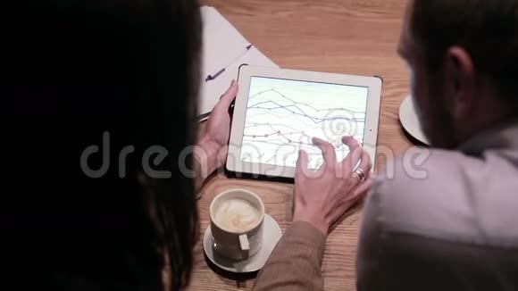 有平板电脑图表的商界人士视频的预览图