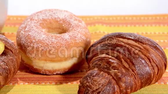 糕点早餐各种产品甜甜圈羊角面包面包视频的预览图