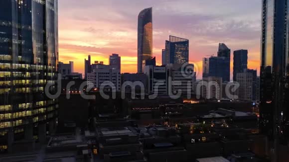 傍晚日落时分阿布扎比的现代城市建筑天际线与美丽的云阿联酋视频的预览图