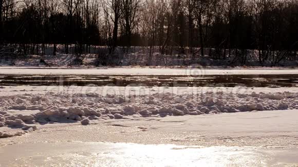 冬天冻僵的尼利斯河和漂浮的太阳反射视频的预览图