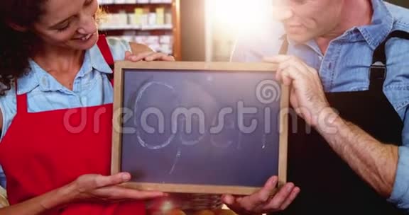 超市里的员工手里拿着一张告示板视频的预览图