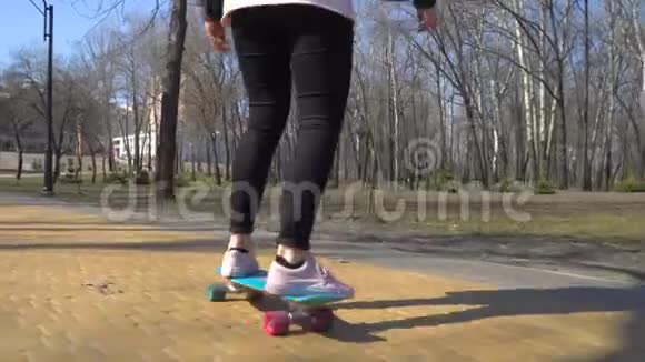 小女孩在公园玩滑板视频的预览图