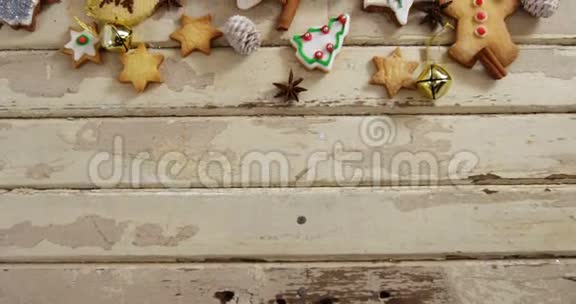 木板上有各种圣诞饼干和肉桂视频的预览图