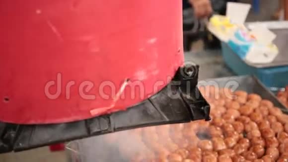 泰国式烤圆香肠在炉子上视频的预览图