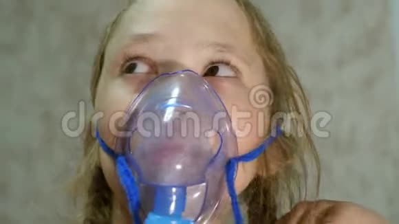 有药片的孩子生病了通过吸入器呼吸特写镜头带吸入面罩的小女孩视频的预览图