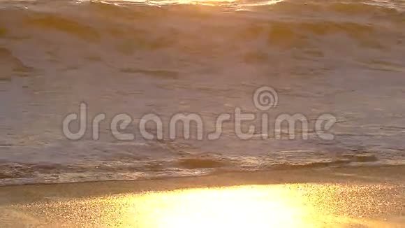 日落时海滩上的波浪在缓慢运动视频的预览图