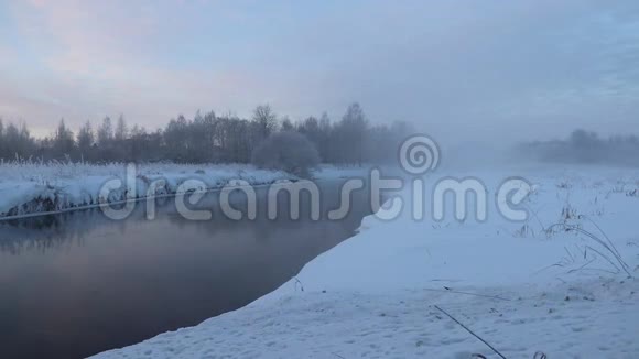 晨曦在江上浓霜在严寒中从水中蒸发视频的预览图
